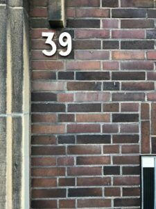 Placa con el número 39 fijada en una pared de ladrillo, cual es el significado del numero.