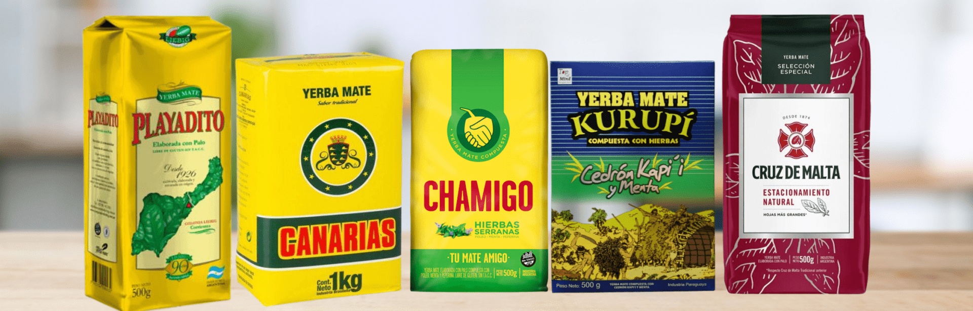 Variedad de paquetes de yerba mate en fila para comparar cual es la diferencia entre la yerba mate con palo y sin palo.