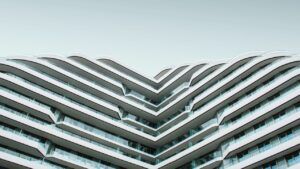 Fachada de edificio con balcones ondulados que evocan gráficos de datos tendencias precio acciones apple