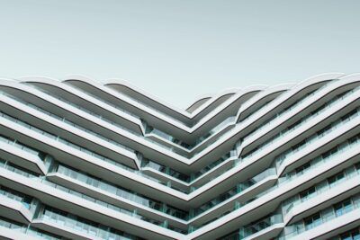 Fachada de edificio con balcones ondulados que evocan gráficos de datos tendencias precio acciones apple