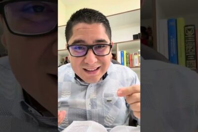 Hombre con gafas señalando un libro abierto mientras explica cómo declarar testigo