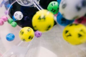 Bolas de lotería de colores girando en máquina que evocan la definicion numero en sorteos.