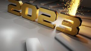 Escultura dorada tridimensional del número 2023 con chispas y reflejos, representando definicion significado numero
