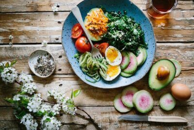 Ensalada colorida con huevo, aguacate y verduras frescas, deliciosa receta aji gallina