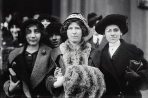 Grupo de mujeres de época en fotografía en blanco y negro que evoca debates sobre derechos mujer afganistan evolucion situacion.