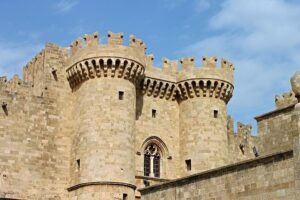 Castillo medieval de piedra con torres cilíndricas y almenas, descubre actividades turisticas san juan aguilar campoo