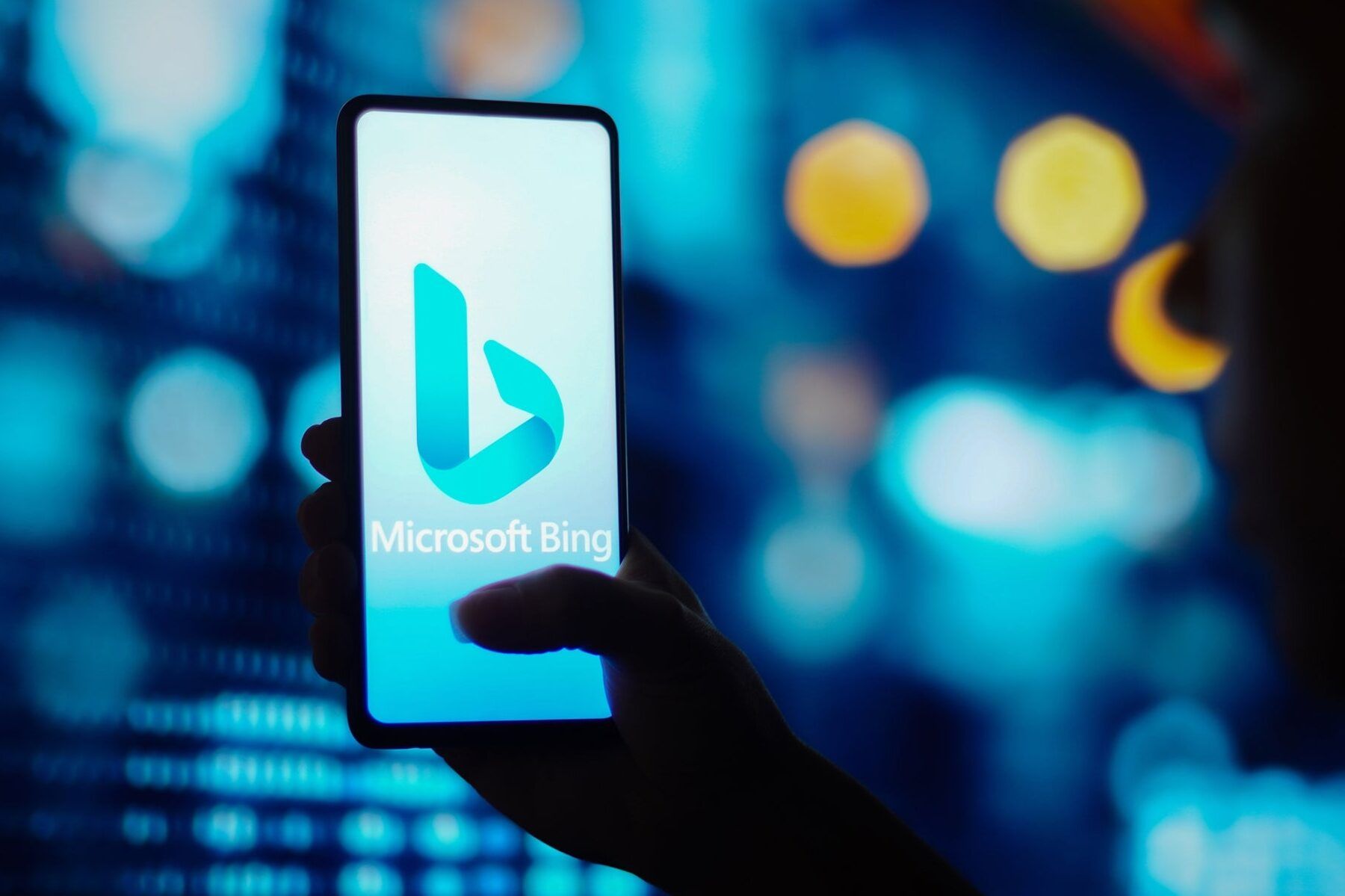 Smartphone con el logo de Microsoft Bing en la pantalla sostenido por una mano, descubre como bing ia funciona para mejorar tus busquedas