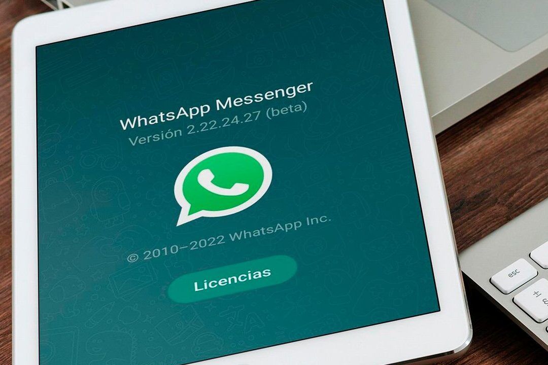 Tablet blanco mostrando la pantalla de WhatsApp Messenger en primer plano que invita a descubre como funciona un tablet con chip de celular en pocos pasos y configurar mensajería