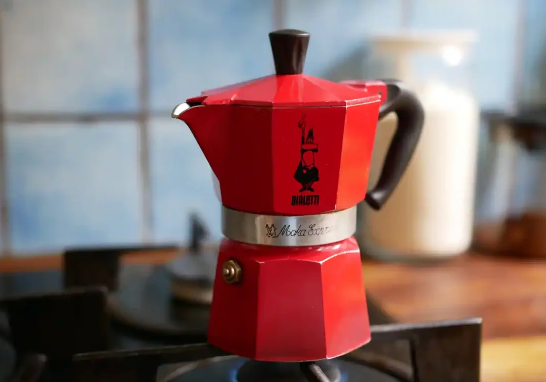 Descubre como preparar el mejor cafe con una cafetera italiana xl con esta cafetera moka roja sobre la hornilla