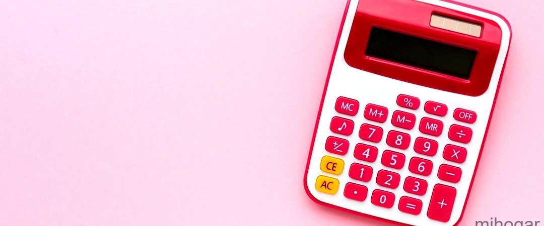 Calculadora de mano rosa sobre fondo pastel con teclas visibles y pantalla, descubre como sacar el maximo provecho a tu calculadora casio fx 570es plus