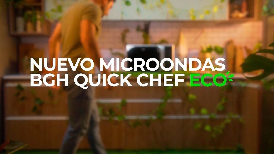 Persona en cocina junto al texto promocional del nuevo microondas BGH Quick Chef Eco, descubre como sacarle el maximo provecho al grill del microondas bgh quick chef