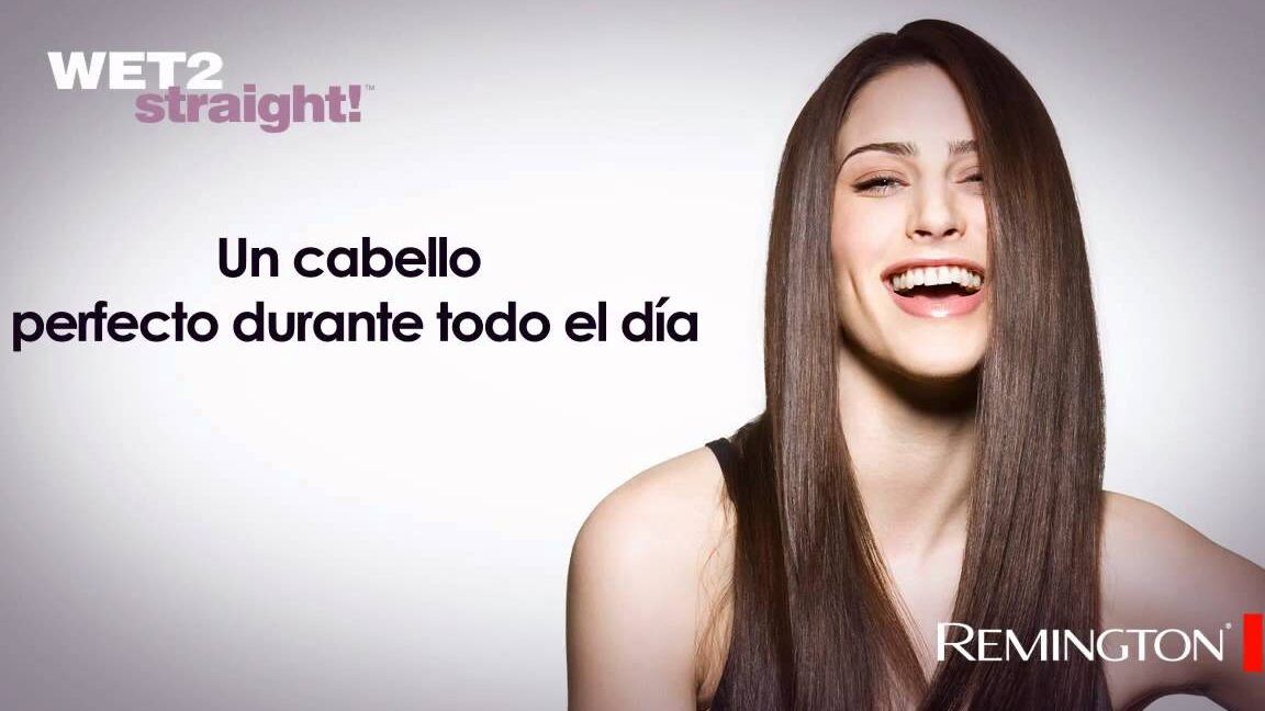 Mujer sonriendo con pelo liso y brillante mientras descubre como usar la plancha remington wet 2 straight para un cabello perfecto