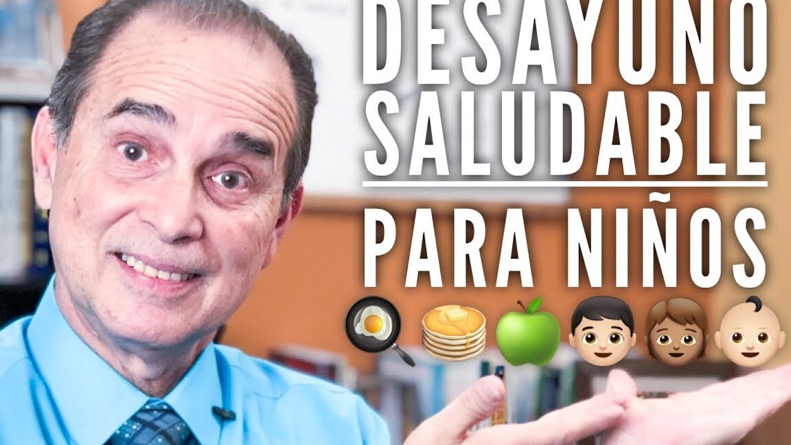 Hombre sonriente señalando texto 'Desayuno saludable para niños' con emojis de huevo, pancakes y manzana, descubre con que acompanar tus deliciosos waffles ideas creativas y deliciosas.