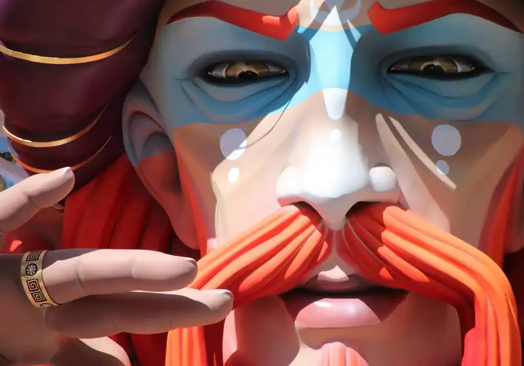Figura fallera con bigote rojizo y maquillaje azul, descubre cual ha sido la sorprendente falla ganadora del primer premio.