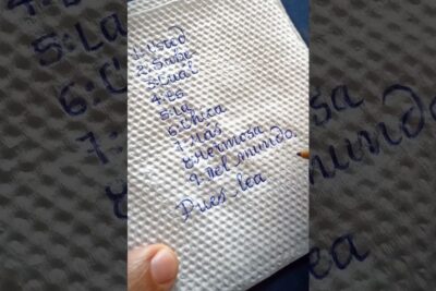 Nota manuscrita en papel texturizado con lista numerada escrita a bolígrafo azul; descubre el fascinante significado de la palabra bic.