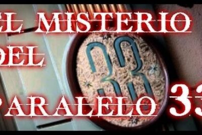 Descubre el misterio que significa 33 en un emblema circular con el número 33 y letras rojas sobre fondo oscuro.