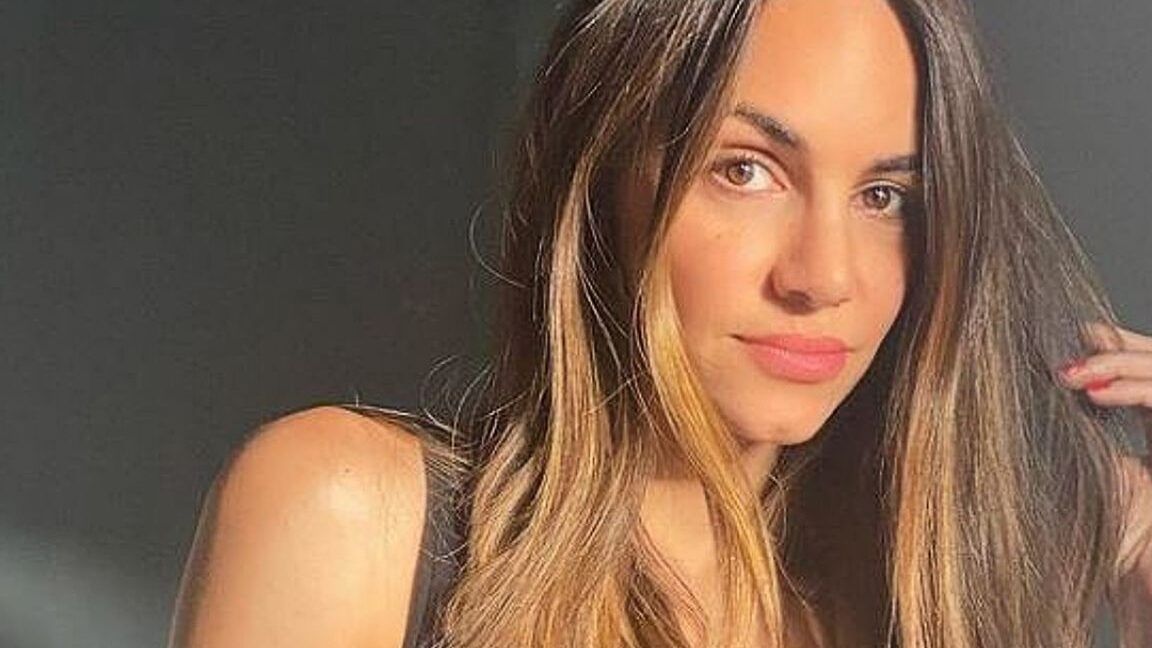 Retrato de mujer de cabello largo y piel luminosa, descubre el secreto de la vitamina c para aumentar tus gluteos de forma natural 1