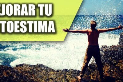 Persona en la costa con brazos abiertos frente al mar y texto sobre mejorar la autoestima, descubre el secreto de will smith que pasa si haces sentadillas todos los dias 1