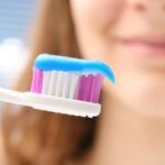 Descubre el secreto para una limpieza dental perfecta en las muelas con el hilo dental