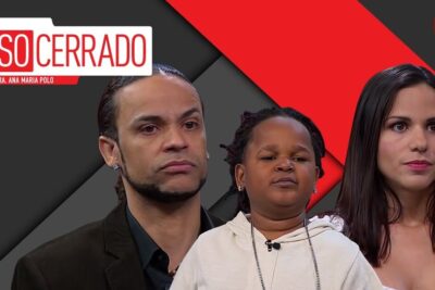 Tres personas en un set televisivo con fondo rojo y negro y expresión seria, descubre el significado completo y profundo de que significa klk