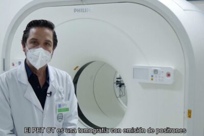 Profesional de salud con mascarilla delante de un equipo PET-CT en una sala de tomografía, descubre el significado de que significa pec todo lo que necesitas saber