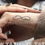 Descubre el significado de un tatuaje de infinito en la muñeca