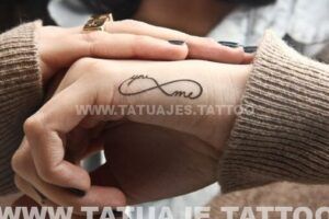 Tatuaje minimalista de infinito en la muñeca con 'you' y 'me', descubre el significado de un tatuaje de infinito en la muneca 1.