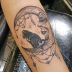 Descubre el significado del tatuaje de luna y estrella en la espalda