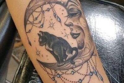 descubre el significado del tatuaje de luna y estrella en la espalda