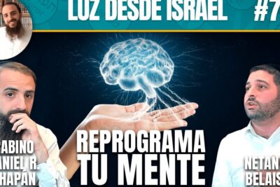 Dos presentadores y una mano sosteniendo un cerebro luminoso, descubre el significado profundo de la palabra judio todo lo que debes saber