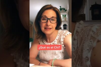 Mujer con gafas en interior frente a cámara explicando el Chi, descubre el significado profundo de que significa yamete kudasai.