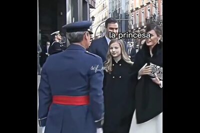 Familia y un oficial en uniforme en un encuentro formal en la calle, una joven observa mientras los adultos se saludan, descubre el significado profundo y complejo de la amnistia