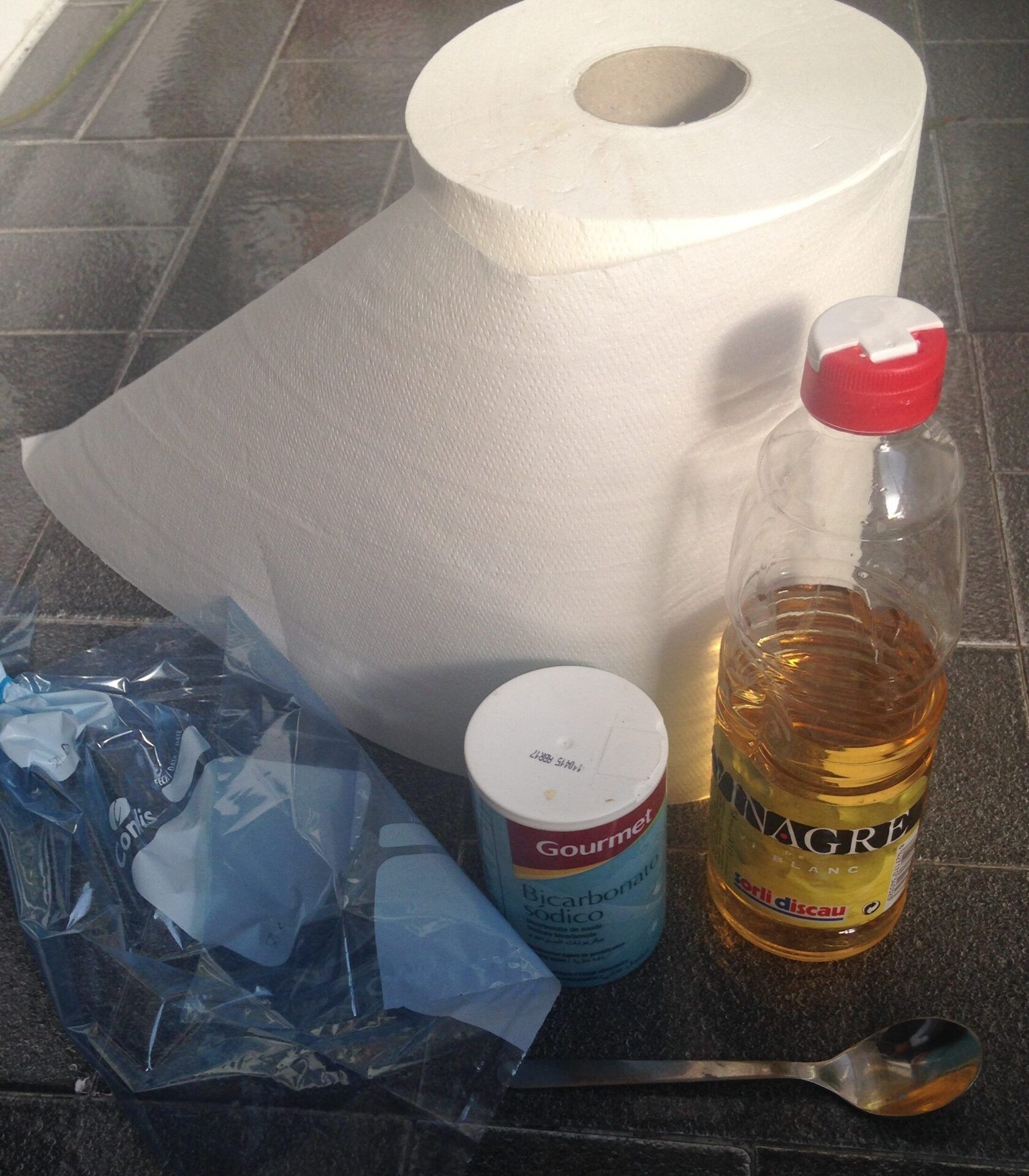 Descubre el sorprendente experimento con bicarbonato y vinagre kcal incluidas con rollo de papel, bote de bicarbonato, botella de vinagre, bolsa plástica y cuchara