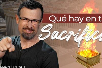 Hombre con gafas señalando frente a un altar en llamas y fondo de templo, descubre el sorprendente significado de kosher y sus implicaciones en la alimentacion