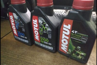 Tres envases de aceite Motul en varios grados de viscosidad, útil para descubre el verdadero significado de 5w40 todo lo que necesitas saber