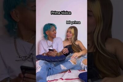 Dos jóvenes sentadas en la cama con cabello azul y rubio y textos superpuestos, descubre el verdadero significado de 8m todo lo que debes saber