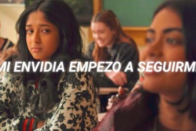 Estudiante en aula con mirada incómoda y texto 'MI ENVIDIA EMPEZÓ A SEGUIRME', descubre el verdadero significado de cringe y sus implicaciones en la cultura popular