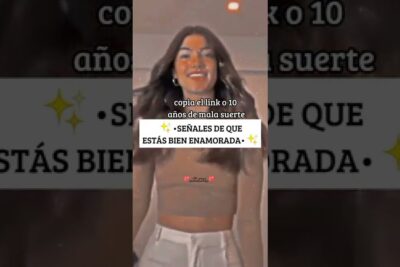 Mujer sonriente mostrando texto sobre señales de enamoramiento, descubre el verdadero significado de crush todo lo que debes saber