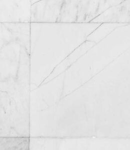 Panel de mármol blanco con vetas grises y juntas visibles — descubre el verdadero significado de dar en el blanco aqui