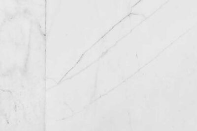 Panel de mármol blanco con vetas grises y juntas visibles — descubre el verdadero significado de dar en el blanco aqui