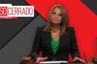 Presentadora en un set televisivo con mazo y balanza sobre fondo rojo y negro, descubre el verdadero significado de tbt y por que es tan popular en las redes sociales