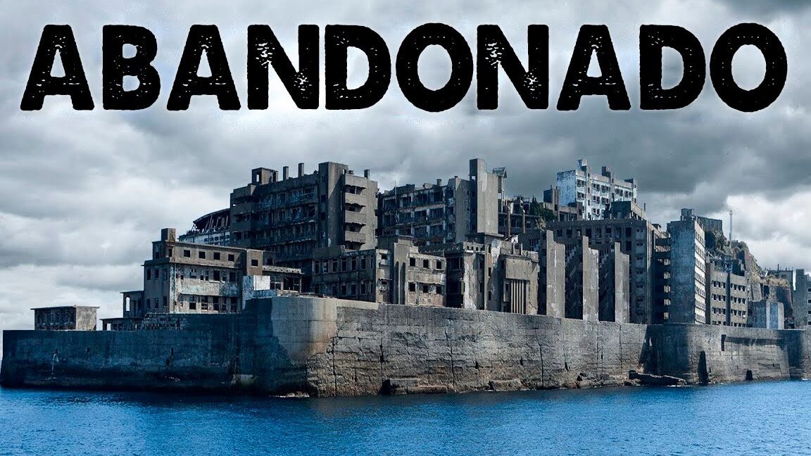 Isla de edificios abandonados frente al mar bajo un cielo nublado que invita a descubre el verdadero significado de zona verde de aparcamiento