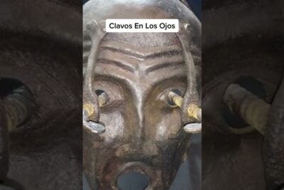 Máscara metálica con clavos atravesando los ojos, descubre en profundidad que significa random y como se aplica en diferentes contextos