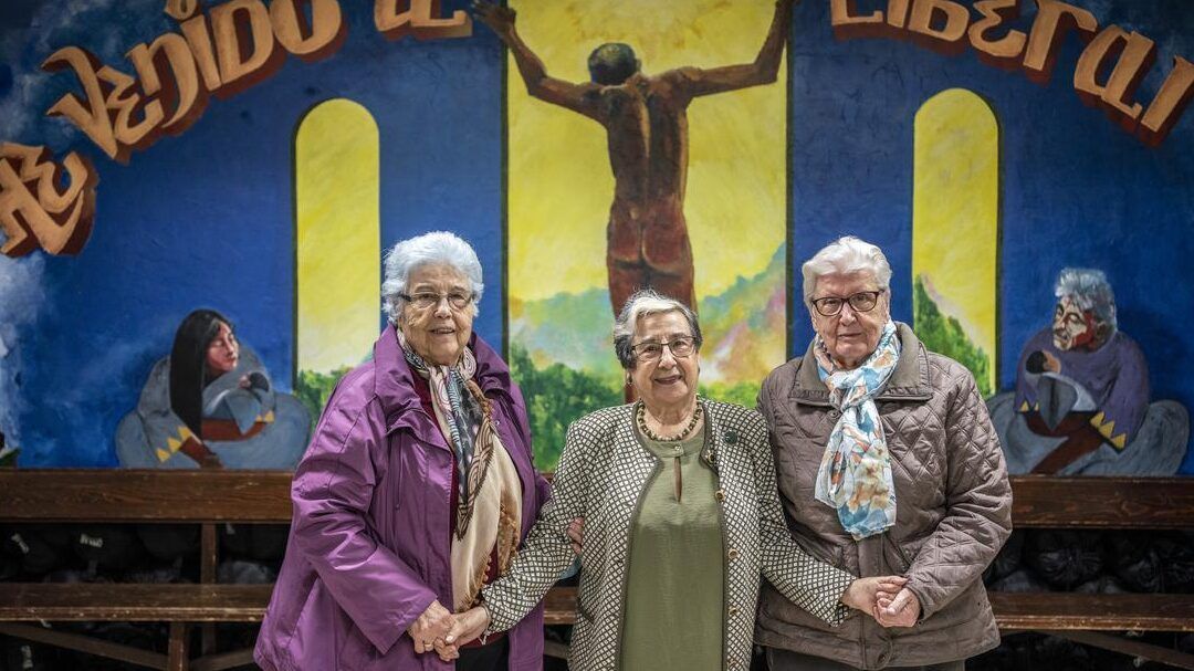 Tres mujeres mayores tomadas de la mano ante un mural con una figura central y colores vivos descubre la cruda verdad la dictadura que ha vivido nuestro pais