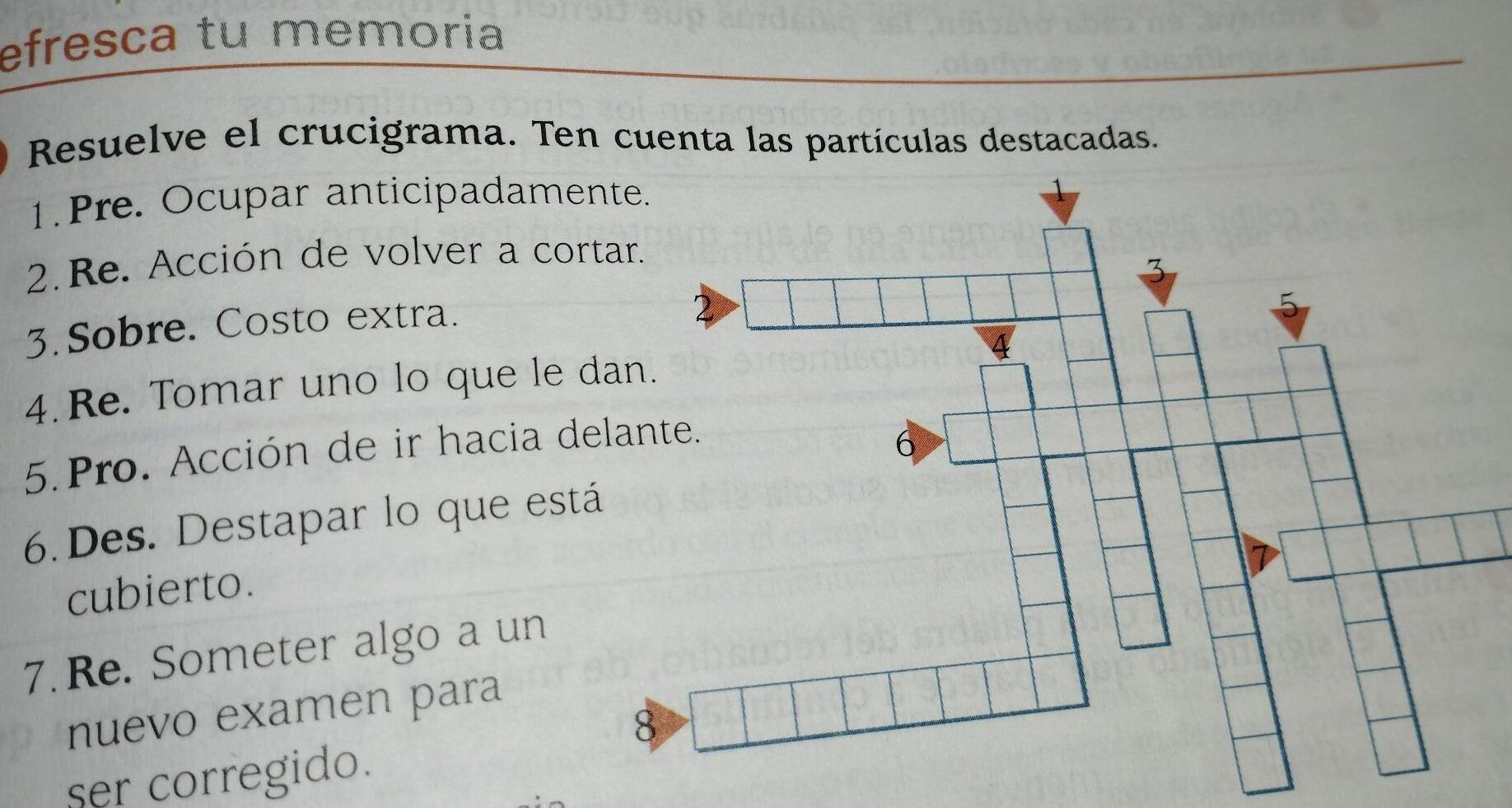 Crucigrama impreso con pistas sobre partículas (Pre, Re, Sobre, Pro, Des) y casillas numeradas; descubre la respuesta al crucigrama de que sucede si entra agua en un timpano perforado.