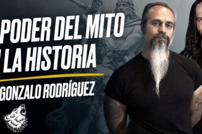 Dos hombres con barba junto a un fondo de esculturas clásicas y texto grande que invita a descubrir la verdadera trascendencia de la palabra queer
