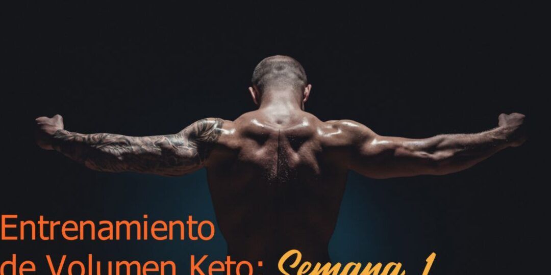 Hombre musculoso de espaldas con brazos extendidos y luz dramática, descubre los efectos de hacer abdominales diariamente en dieta keto.
