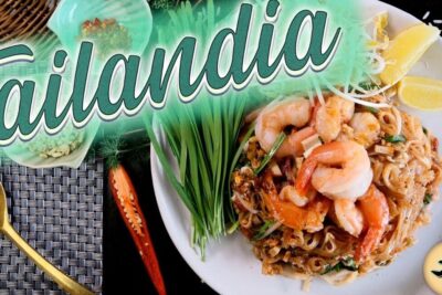 Descubre los platos mas deliciosos y populares de tailandia que comen en tailandia en un plato de Pad Thai con gambas, limón y hierbas frescas