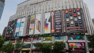 Fachada multicolor con enormes carteles, pantallas y anuncios de productos electrónicos en Akihabara donde descubre mejores cosas hacer akihabara guia completa.