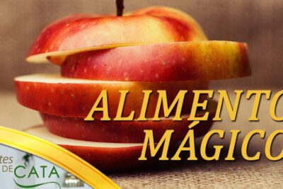 Descubre que comen las doradas alimentacion natural y habitos de alimentacion en imagen simbólica con manzana en rodajas y el texto ALIMENTOS MÁGICOS